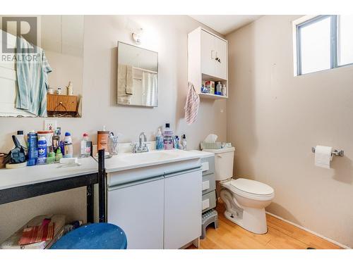 1880 Oak  Street, Trail, BC - Indoor Photo Showing Bathroom