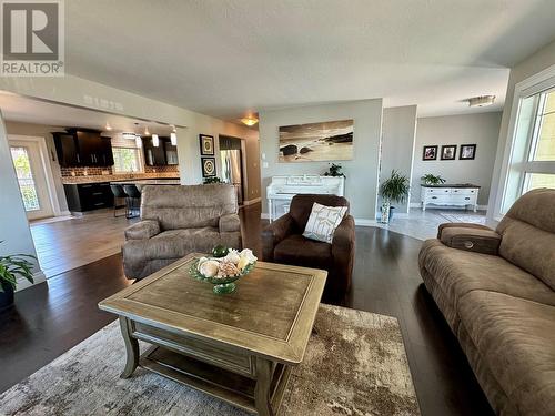 1832 86 Avenue, Dawson Creek, BC - Indoor Photo Showing Living Room