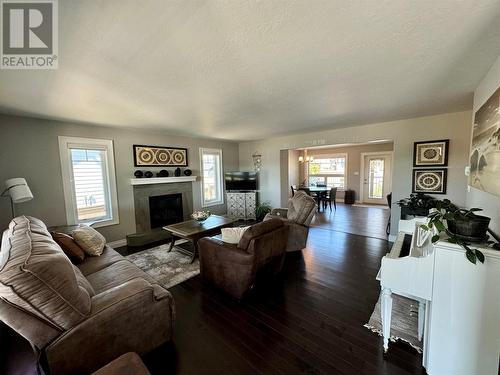 1832 86 Avenue, Dawson Creek, BC - Indoor Photo Showing Living Room