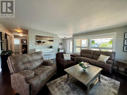 1832 86 Avenue, Dawson Creek, BC - Indoor Photo Showing Living Room