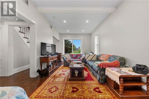 3574 Queens Line, Foresters Falls, ON - Indoor Photo Showing Living Room