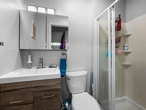 1360 Sherbrooke Ave, Kamloops, BC - Indoor Photo Showing Bathroom