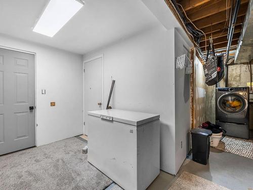 1360 Sherbrooke Ave, Kamloops, BC - Indoor Photo Showing Laundry Room