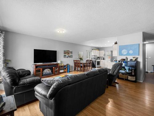 1360 Sherbrooke Ave, Kamloops, BC - Indoor Photo Showing Living Room