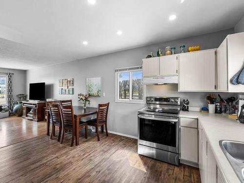 1360 Sherbrooke Ave, Kamloops, BC - Indoor Photo Showing Kitchen