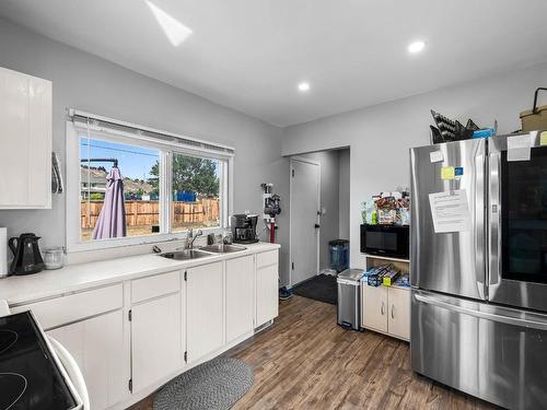 1360 Sherbrooke Ave, Kamloops, BC - Indoor Photo Showing Kitchen With Double Sink