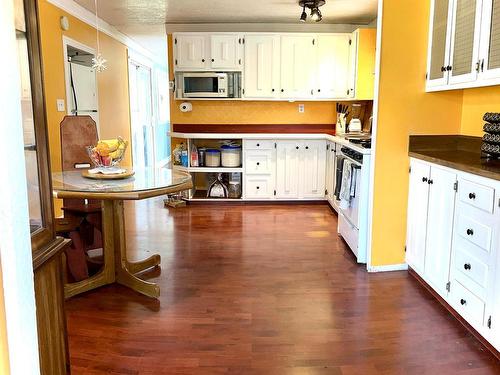 4893 Poplar Rd, Kamloops, BC - Indoor Photo Showing Kitchen