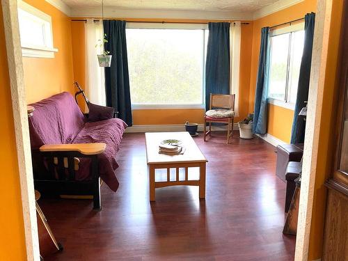 4893 Poplar Rd, Kamloops, BC - Indoor Photo Showing Living Room