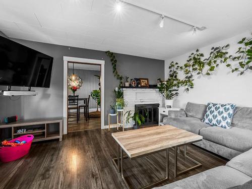 276 Walnut Ave, Kamloops, BC - Indoor Photo Showing Living Room With Fireplace