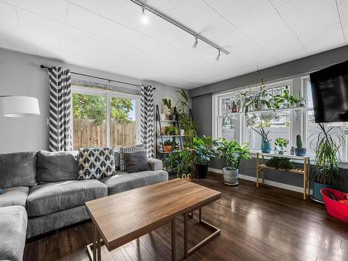 276 Walnut Ave, Kamloops, BC - Indoor Photo Showing Living Room