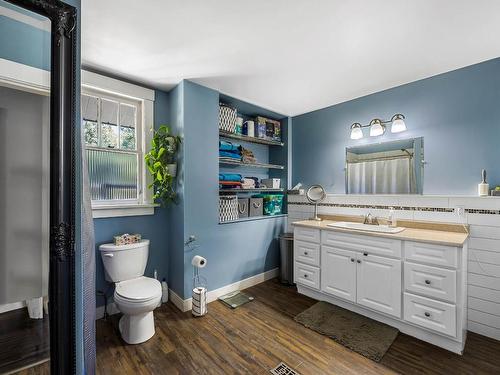 276 Walnut Ave, Kamloops, BC - Indoor Photo Showing Bathroom