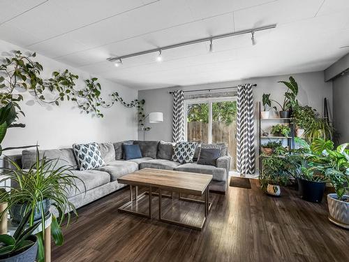 276 Walnut Ave, Kamloops, BC - Indoor Photo Showing Living Room