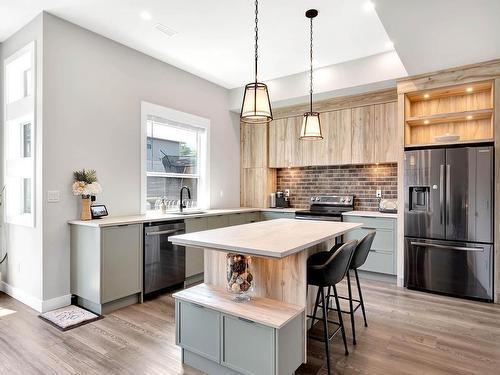 1351 Kinross Place, Kamloops, BC - Indoor Photo Showing Kitchen With Upgraded Kitchen