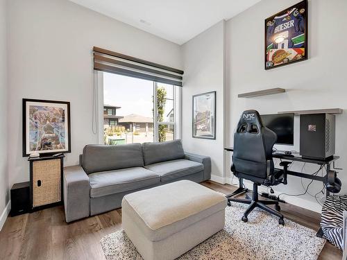 1351 Kinross Place, Kamloops, BC - Indoor Photo Showing Living Room