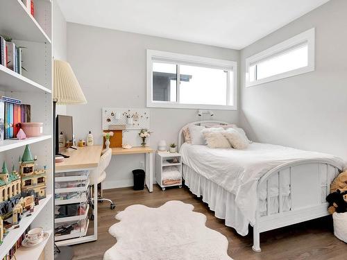 1351 Kinross Place, Kamloops, BC - Indoor Photo Showing Bedroom