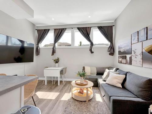 1351 Kinross Place, Kamloops, BC - Indoor Photo Showing Living Room