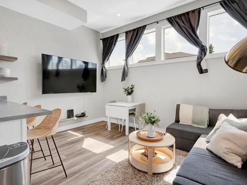 1351 Kinross Place, Kamloops, BC - Indoor Photo Showing Living Room