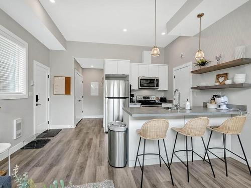 1351 Kinross Place, Kamloops, BC - Indoor Photo Showing Kitchen With Upgraded Kitchen