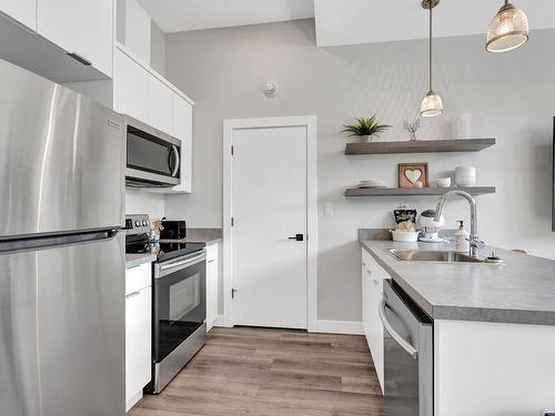 1351 Kinross Place, Kamloops, BC - Indoor Photo Showing Kitchen With Upgraded Kitchen