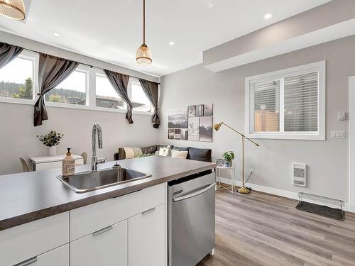 1351 Kinross Place, Kamloops, BC - Indoor Photo Showing Kitchen