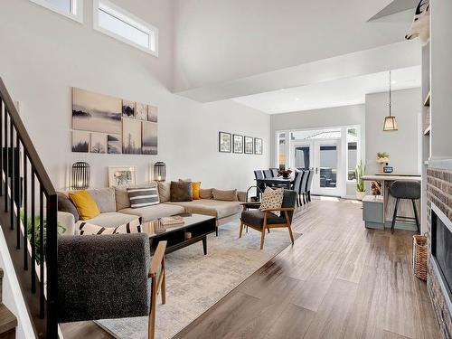 1351 Kinross Place, Kamloops, BC - Indoor Photo Showing Living Room