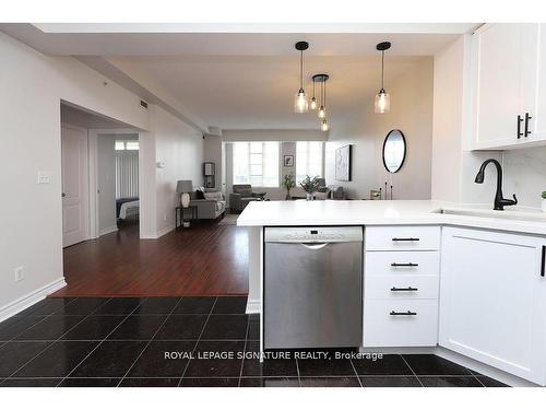 104-3531 Lake Shore Blvd W, Toronto, ON - Indoor Photo Showing Kitchen