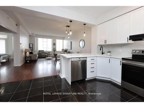 104-3531 Lake Shore Blvd W, Toronto, ON - Indoor Photo Showing Kitchen