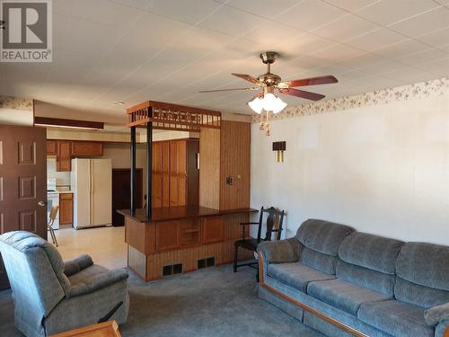 2621 5Th Street, Keremeos, BC - Indoor Photo Showing Living Room