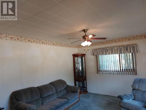 2621 5Th Street, Keremeos, BC - Indoor Photo Showing Living Room