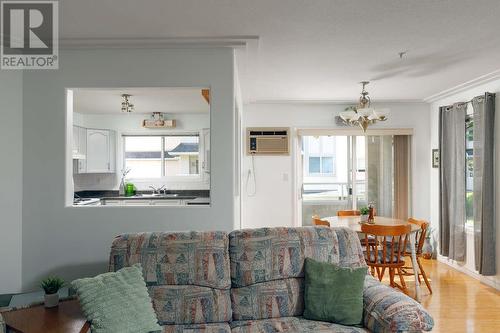 315 Whitman Road Unit# 205, Kelowna, BC - Indoor Photo Showing Living Room