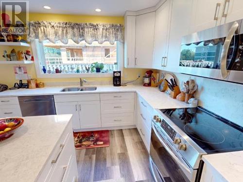 7324 Edgehill Crescent, Powell River, BC - Indoor Photo Showing Kitchen With Double Sink