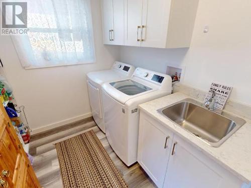 7324 Edgehill Crescent, Powell River, BC - Indoor Photo Showing Laundry Room