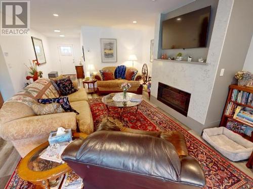 7324 Edgehill Crescent, Powell River, BC - Indoor Photo Showing Living Room With Fireplace