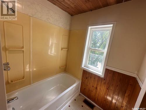 745 Athol Street, Regina, SK - Indoor Photo Showing Bathroom