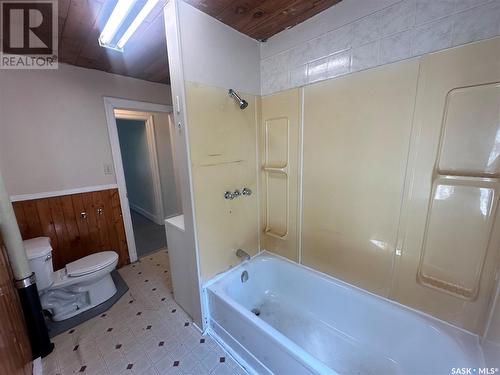 745 Athol Street, Regina, SK - Indoor Photo Showing Bathroom