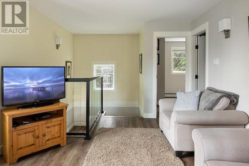 385 Monashee Road, Vernon, BC - Indoor Photo Showing Living Room