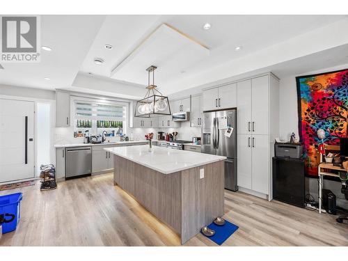 1520 Lakeview Street, Kelowna, BC - Indoor Photo Showing Kitchen With Upgraded Kitchen