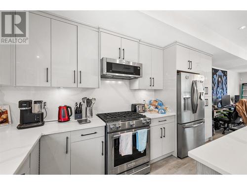 1520 Lakeview Street, Kelowna, BC - Indoor Photo Showing Kitchen With Upgraded Kitchen