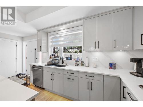 1520 Lakeview Street, Kelowna, BC - Indoor Photo Showing Kitchen