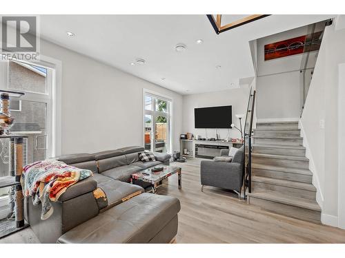 1520 Lakeview Street, Kelowna, BC - Indoor Photo Showing Living Room