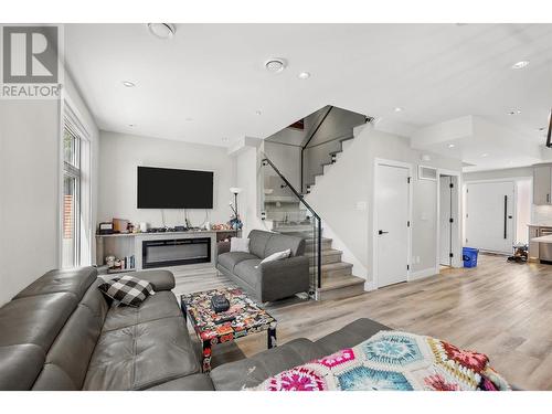 1520 Lakeview Street, Kelowna, BC - Indoor Photo Showing Living Room