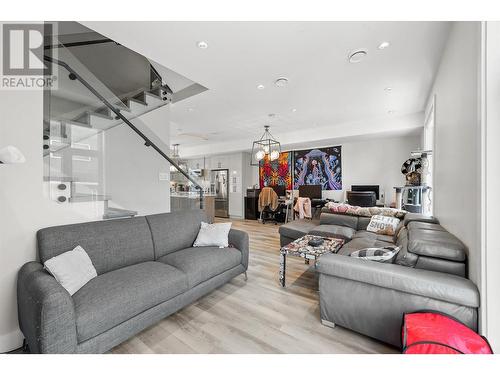 1520 Lakeview Street, Kelowna, BC - Indoor Photo Showing Living Room