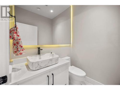 1520 Lakeview Street, Kelowna, BC - Indoor Photo Showing Bathroom