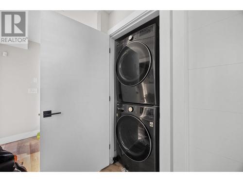 1520 Lakeview Street, Kelowna, BC - Indoor Photo Showing Laundry Room