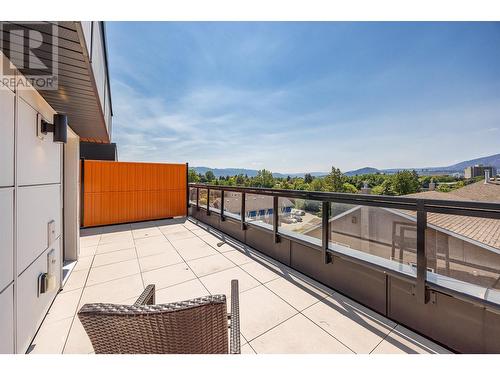 1520 Lakeview Street, Kelowna, BC - Outdoor With Balcony With Exterior