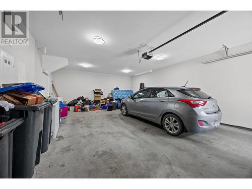 1520 Lakeview Street, Kelowna, BC - Indoor Photo Showing Garage