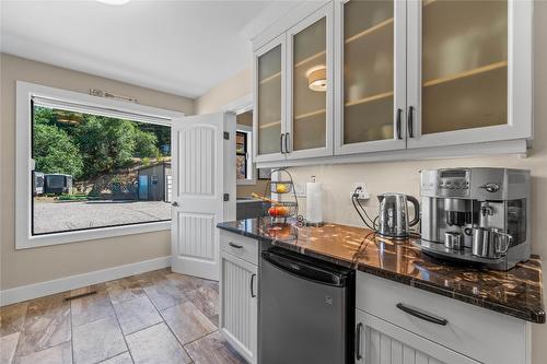 1258 Round Lake Road, Spallumcheen, BC - Indoor Photo Showing Kitchen