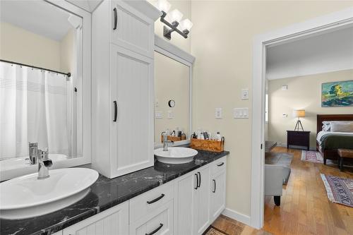 1258 Round Lake Road, Spallumcheen, BC - Indoor Photo Showing Bathroom