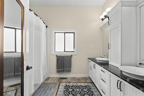 1258 Round Lake Road, Spallumcheen, BC - Indoor Photo Showing Bathroom