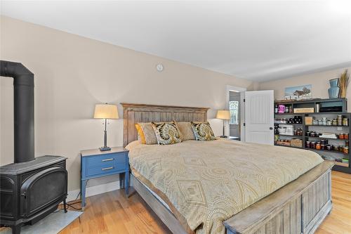 1258 Round Lake Road, Spallumcheen, BC - Indoor Photo Showing Bedroom